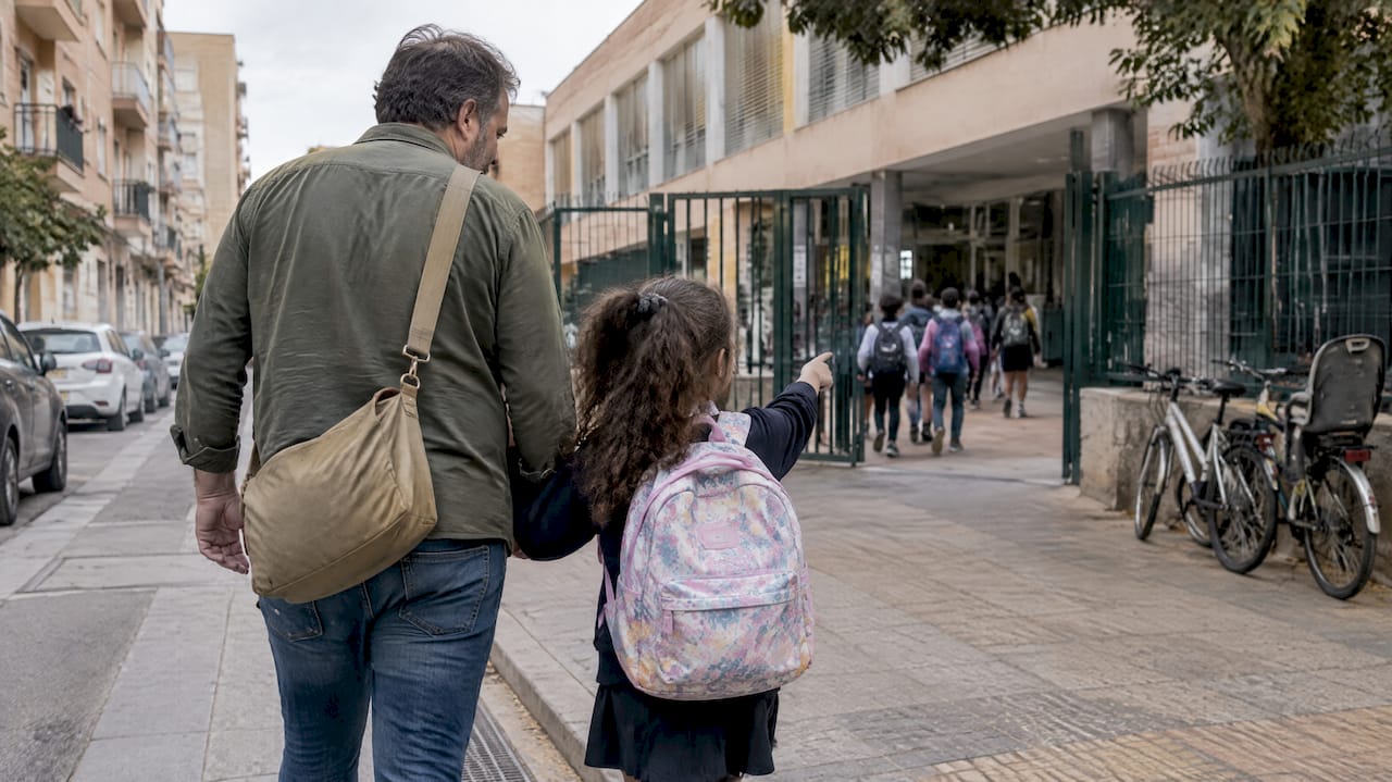 Parent and child arriving at Spanish school